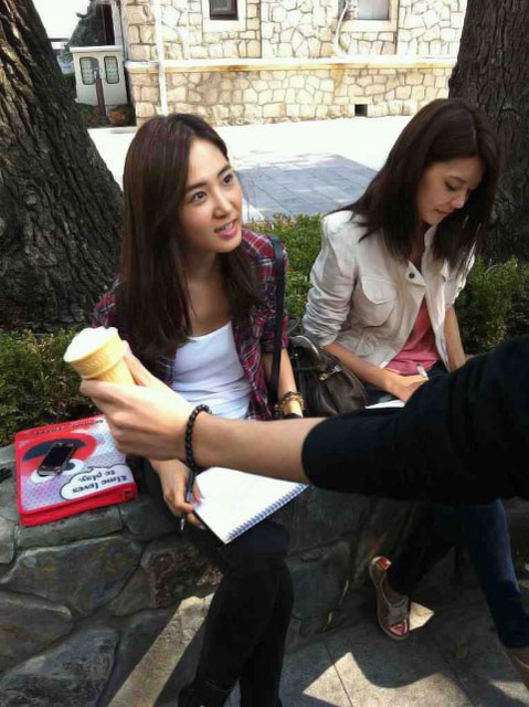SNSD Yuri and Sooyoung at Chung-Ang University