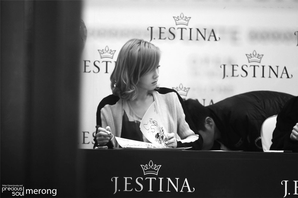 Taeyeon focus @ J.estina fan-signing