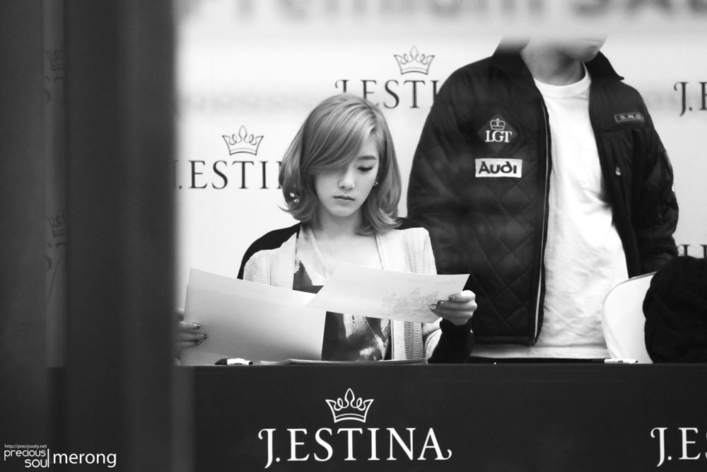 Taeyeon focus @ J.estina fan-signing