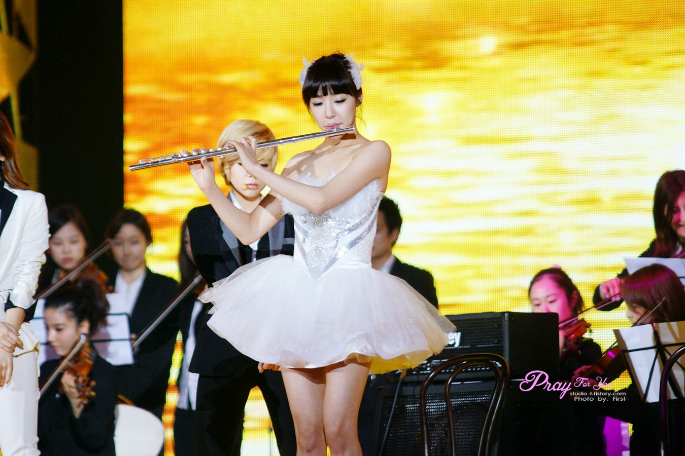 SNSD Tiffany plays flute