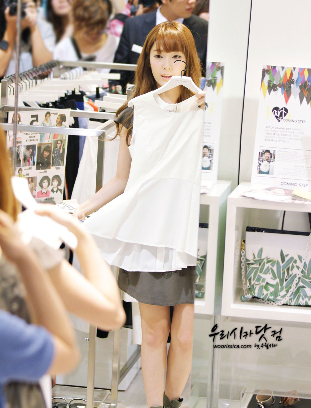 SNSD Jessica Coming Step store visit