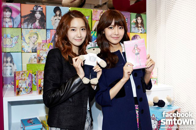 Yoona Sooyoung SMTown pop up store