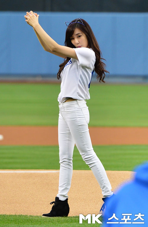 SNSD Tiffany LA Dodgers first pitch