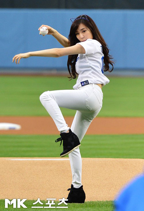 SNSD Tiffany LA Dodgers first pitch