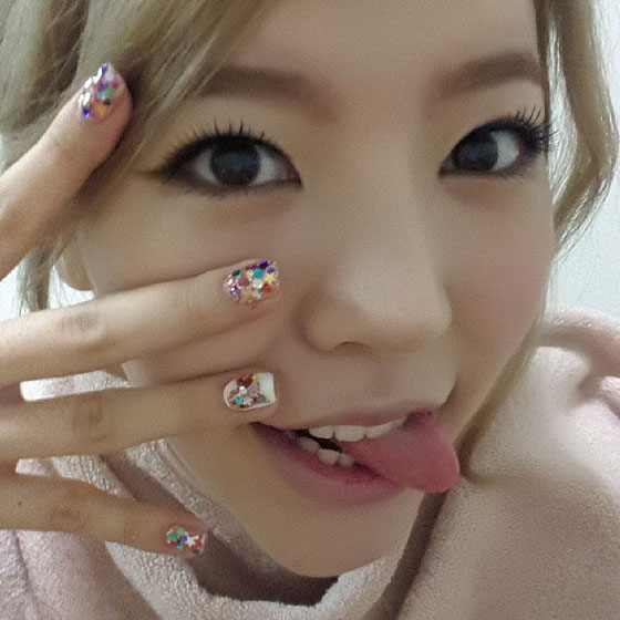 SNSD Sunny nails Instagram selca