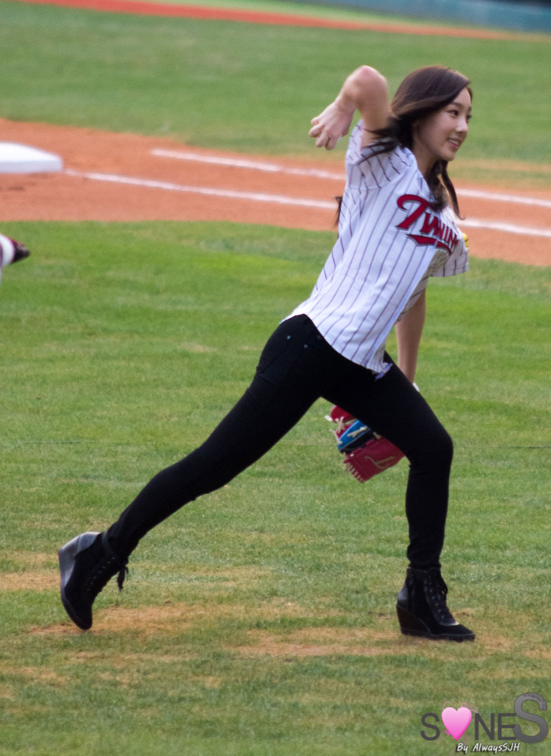 Taeyeon throws first pitch