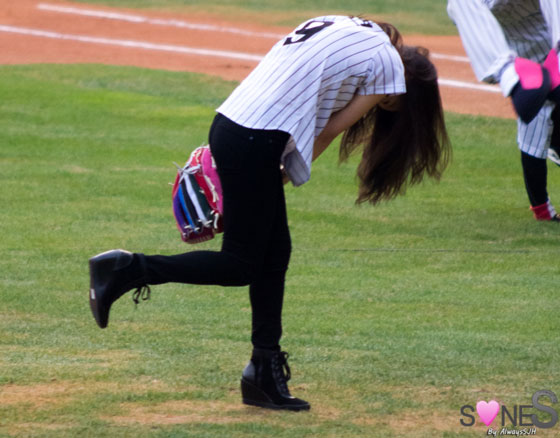 SNSD Taeyeon baseball first pitch