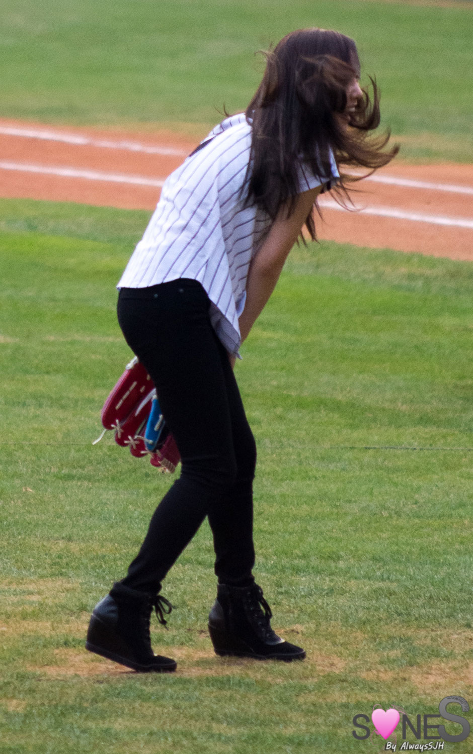 Taeyeon throws first pitch