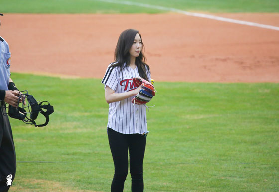 SNSD Taeyeon baseball first pitch