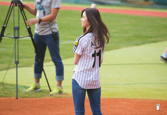 SNSD Seohyun baseball batter