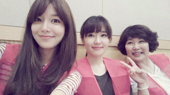 Sooyoung with mother & sister