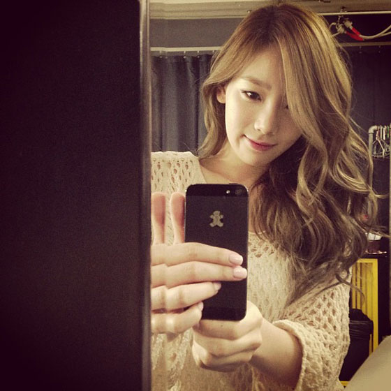 SNSD Taeyeon mirror Instagram selca