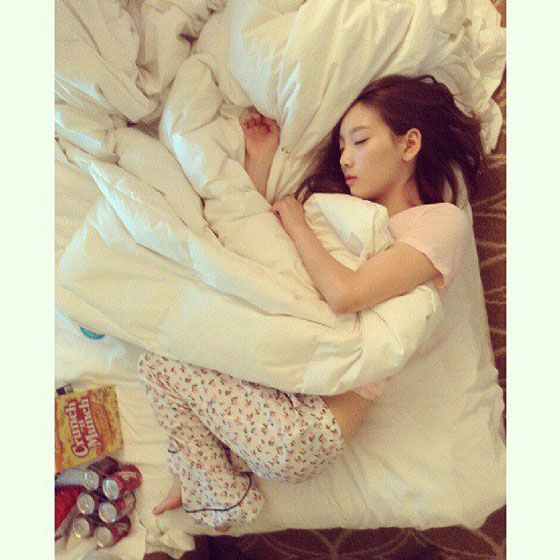 SNSD Taeyeon sleeping Instagram selca