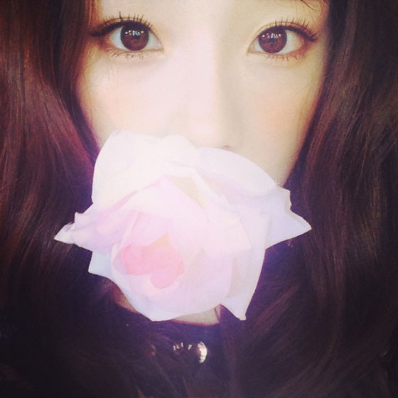 SNSD Taeyeon flower Instagram selca