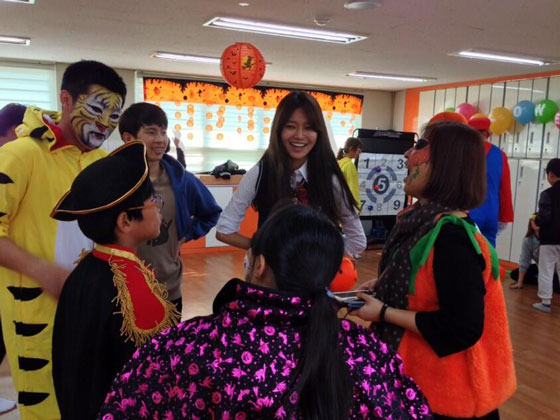 SNSD Sooyoung volunteer at kids Halloween party