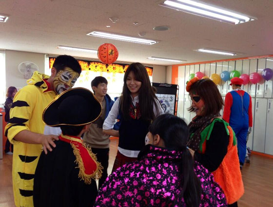 SNSD Sooyoung volunteer at kids Halloween party