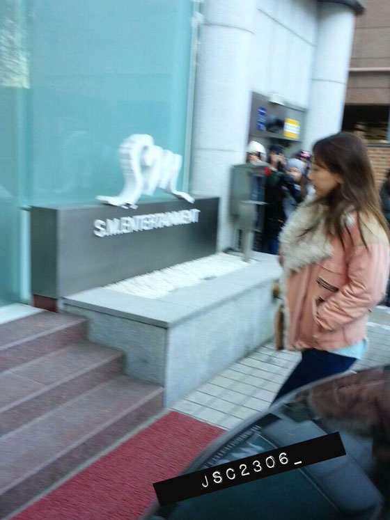 SNSD Hyoyeon arriving SM Entertainment building