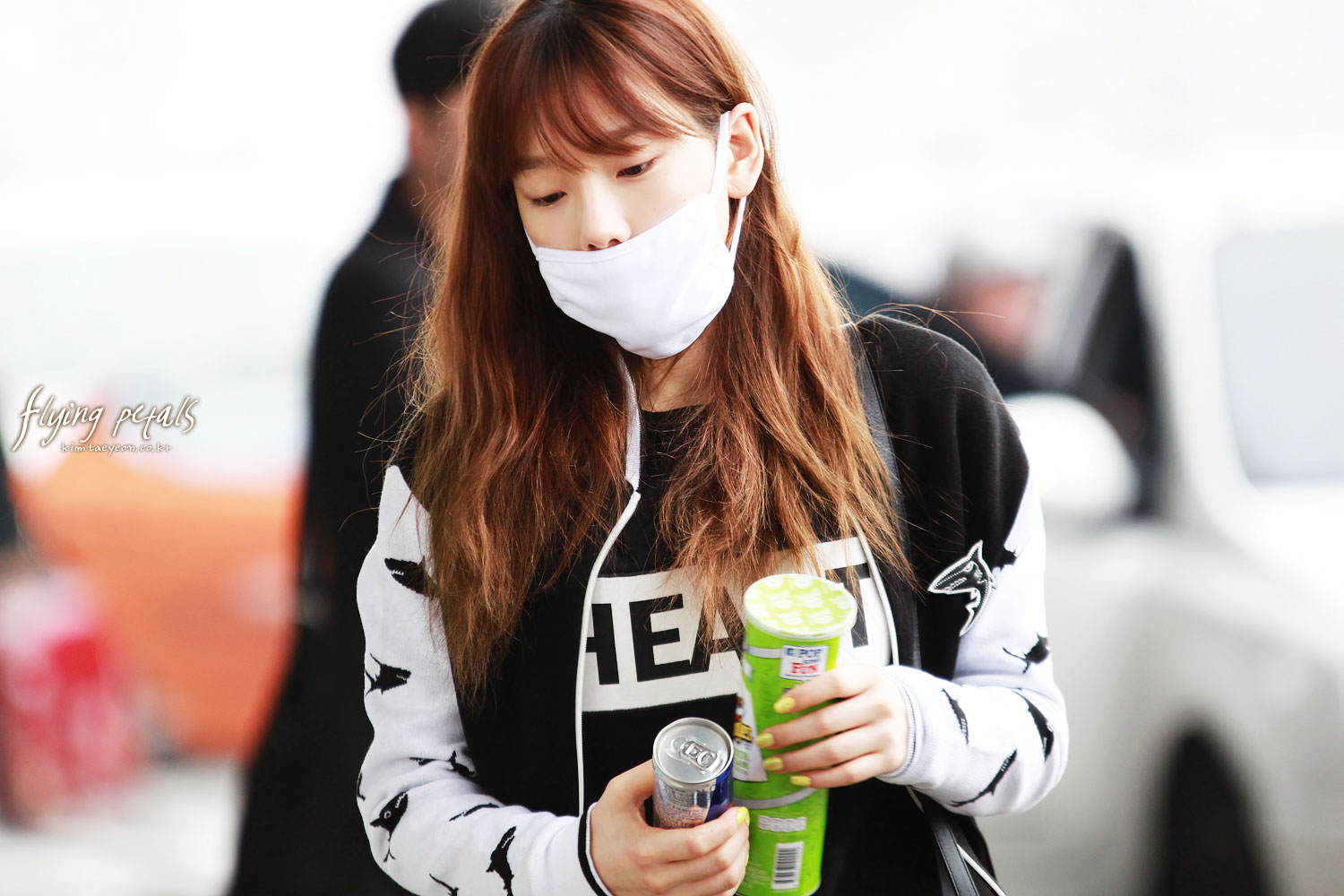 http://snsdpics.com/wp-content/uploads/2014/03/taeyeon-gimpo-airport-14.jpg