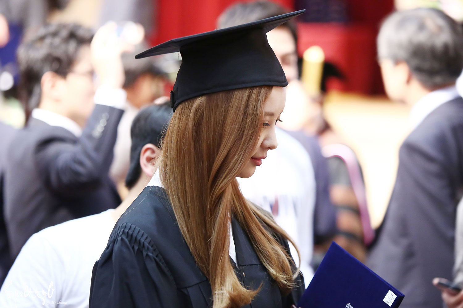 Seohyun graduates from university