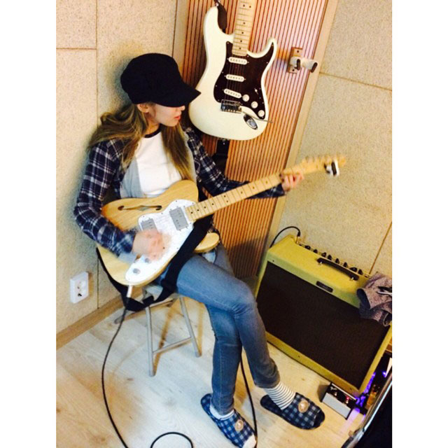 SNSD Hyoyeon Instagram guitar lesson