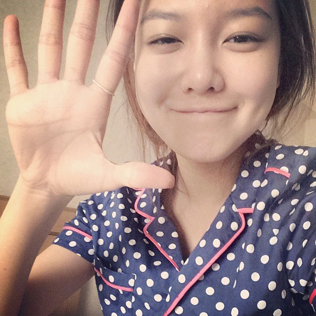 SNSD Sooyoung Instagram high five selca