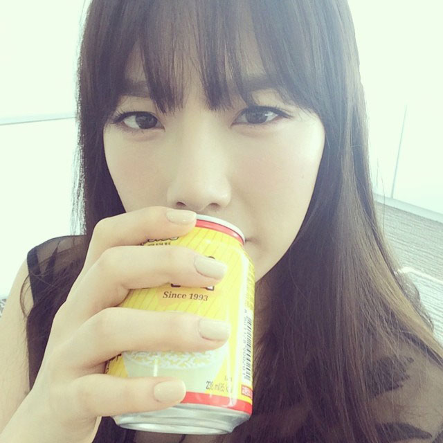 SNSD Taeyeon Instagram can drink selca