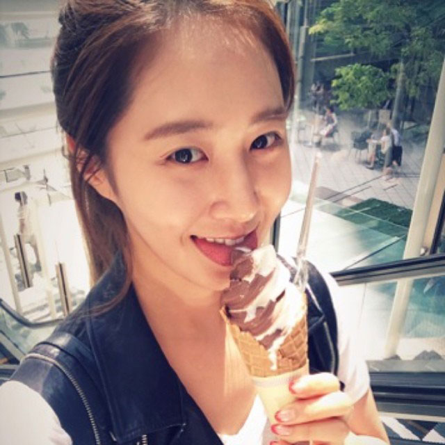 SNSD Yuri Instagram ice cream selca