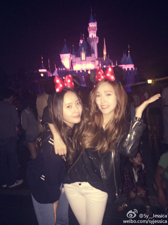 SNSD Jessica Krystal Weibo Disneyland