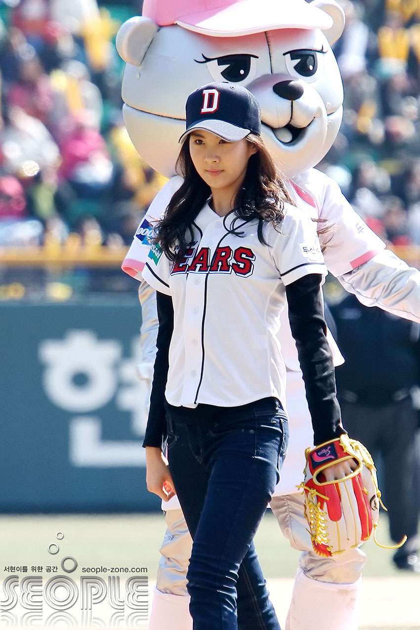 SNSD Seohyun baseball ceremonial pitch