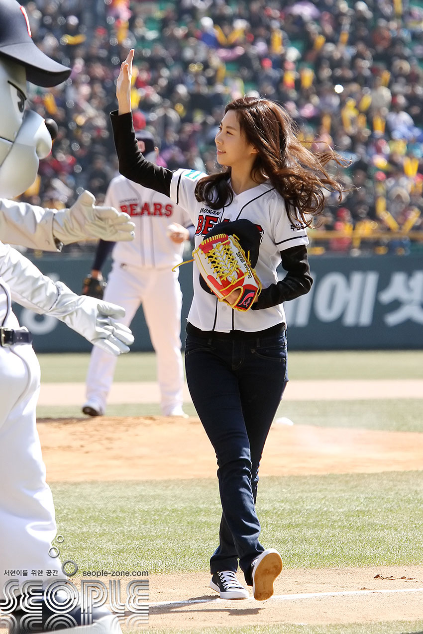 SNSD Seohyun baseball ceremonial pitch