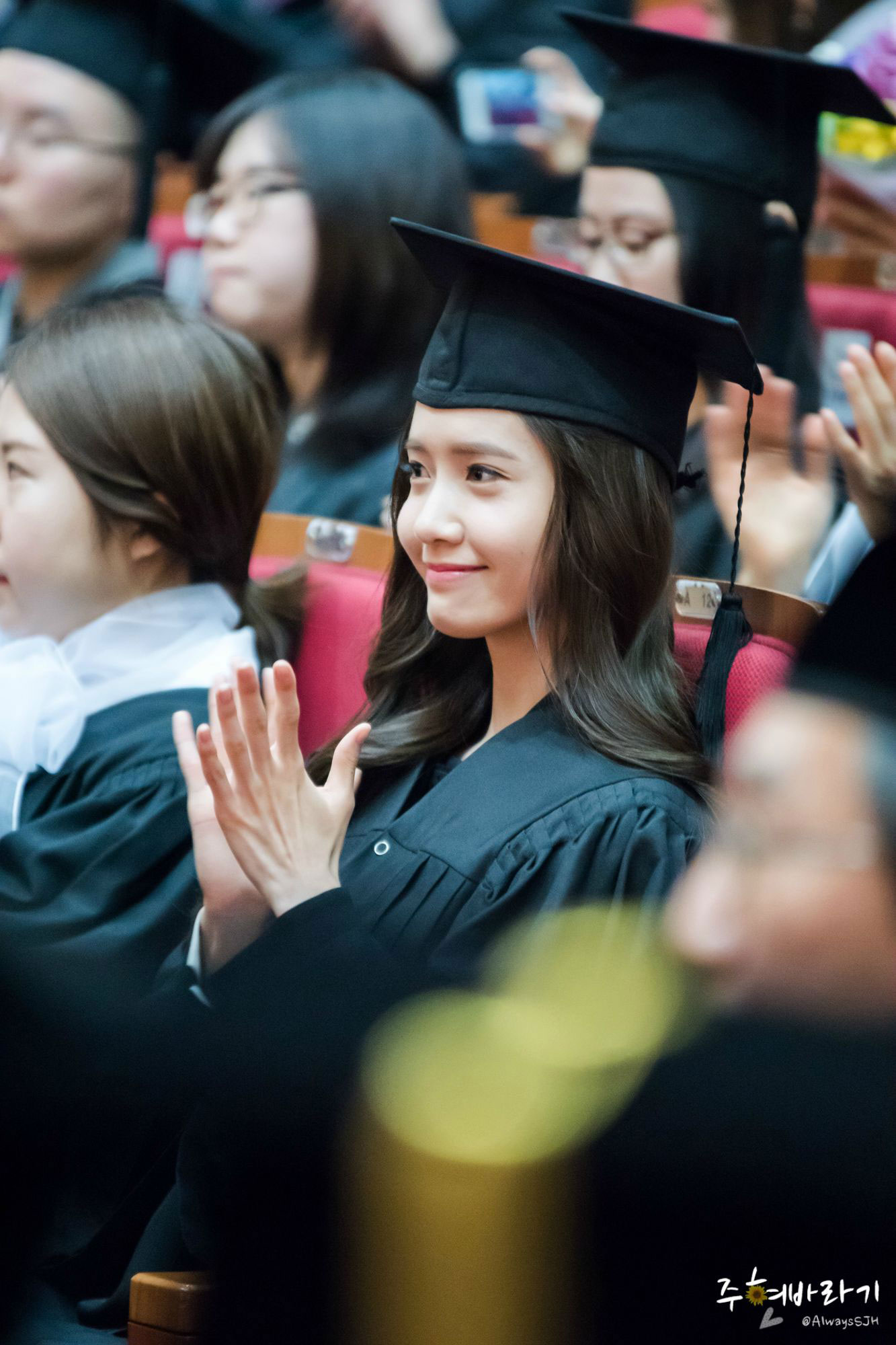 Yoona graduates from university